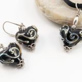 Metallic Swirl Black Gold Heart Earrings - Image 4